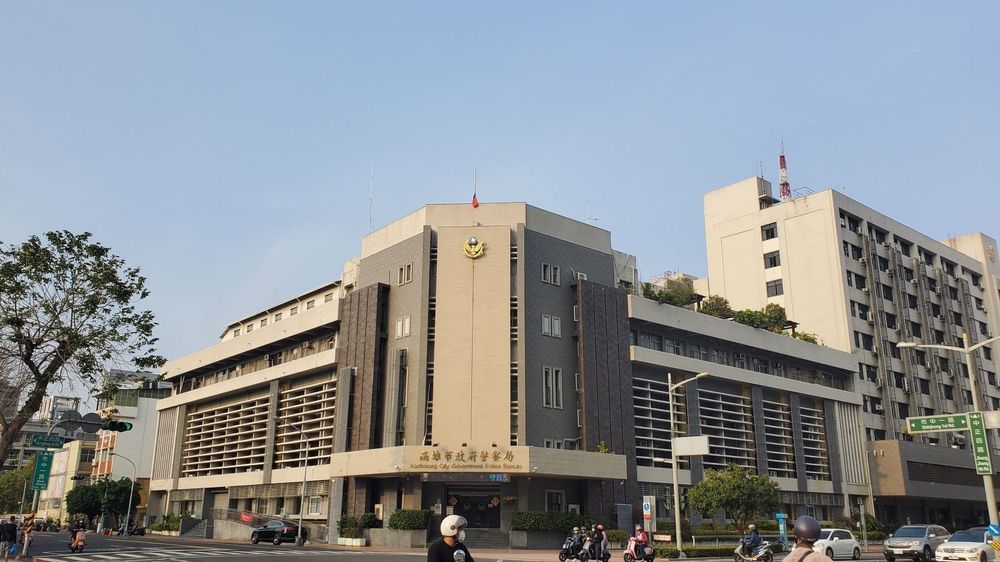 高雄市警察局頂樓春光乍現!女警寬衣日光浴 警局回應了