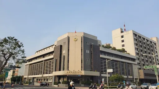 高雄市警察局頂樓春光乍現！女警寬衣日光浴　警局回應了