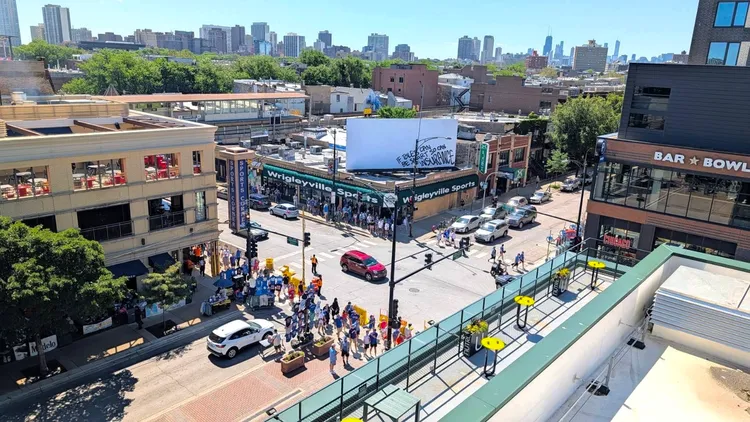 Wrigley Field的球場建設隨著交通軌道與城市發展逐步成形，並發展出以場館為核心的街區經濟與城市生活樣貌。新聞局提供