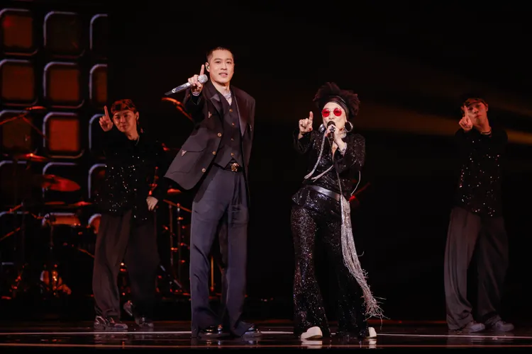 周湯豪（左）、比莉表演帶來高潮。翻攝金曲獎YT