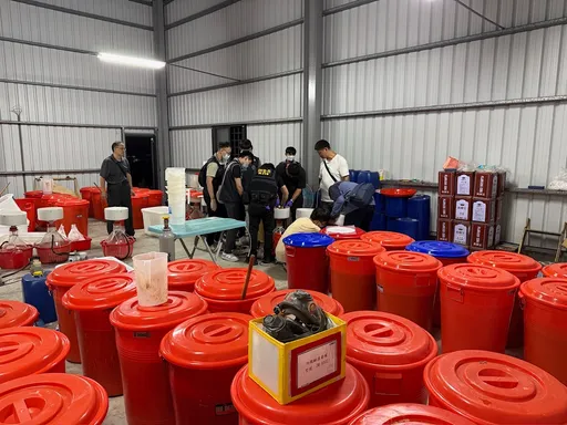 台南農地鐵皮屋竟藏製毒工廠　檢調逮人阻4179公斤毒品流入市面