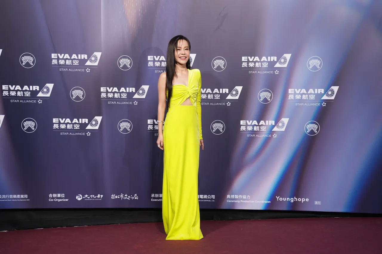 彭佳慧大膽挑戰亮色系穿搭。攝影中心攝