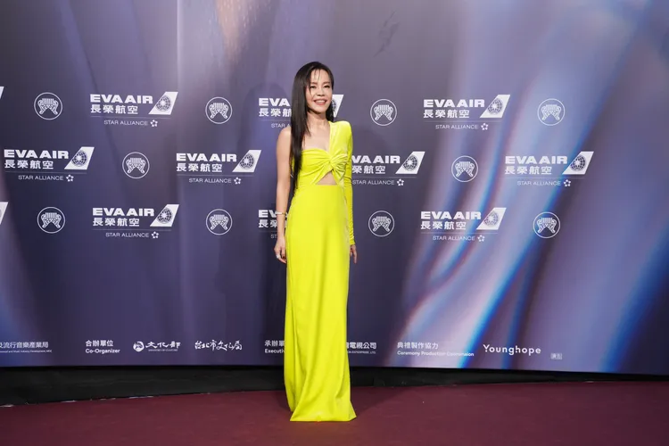 彭佳慧大膽挑戰亮色系穿搭。攝影中心攝
