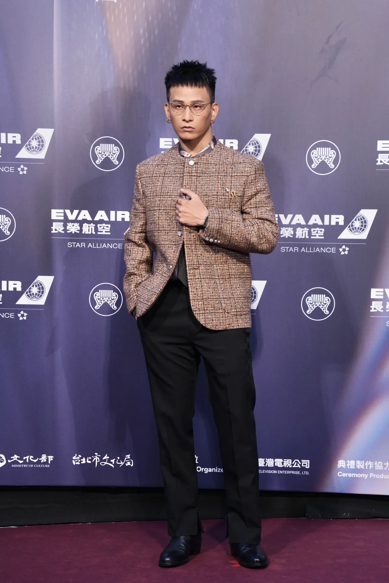 黃奇斌身穿LV無領粗呢外套。攝影中心攝
