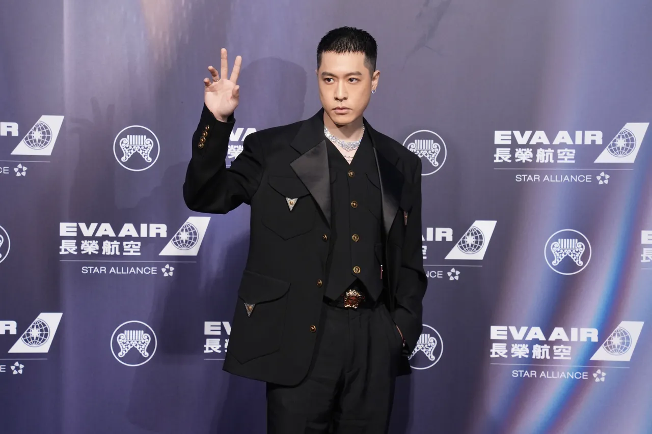 周當豪身穿Versace 2026 La Vacanza系列單排釦羊毛西裝。攝影中心攝