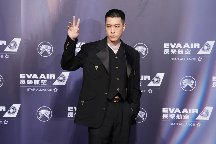 周當豪身穿Versace 2026 La Vacanza系列單排釦羊毛西裝。攝影中心攝