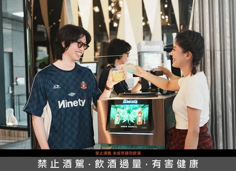入住趣淘漫旅台北「Couch Friends Stay」專案，即可於大廳體驗AI智能調酒體驗。凱撒趣淘漫旅台北提供