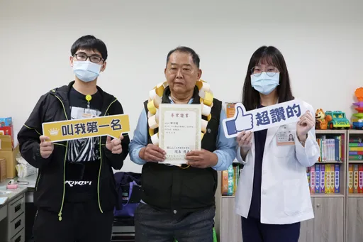 中風男遺憾小學沒讀完　完成醫院復健課程獲頒「畢業證書」圓夢