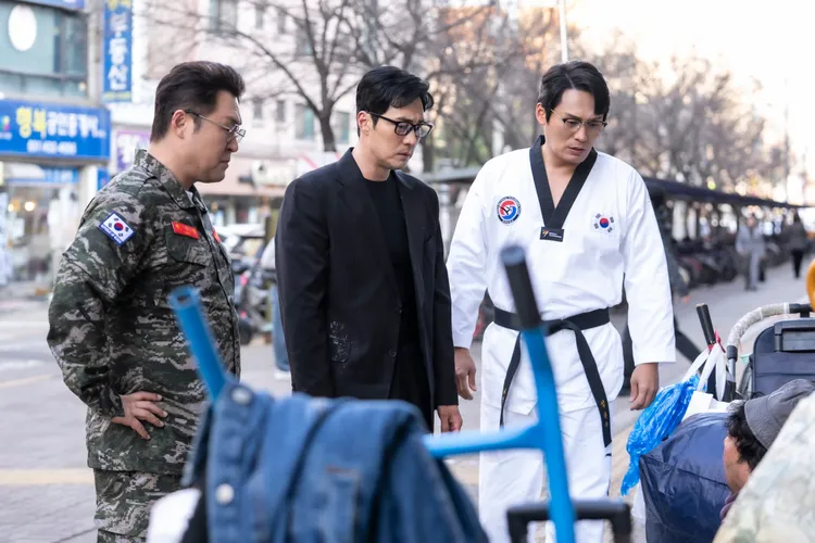 尹敬浩（左起）、蘇志燮、崔大勳在《金特務本色回歸》都演爸爸。Netflix提供