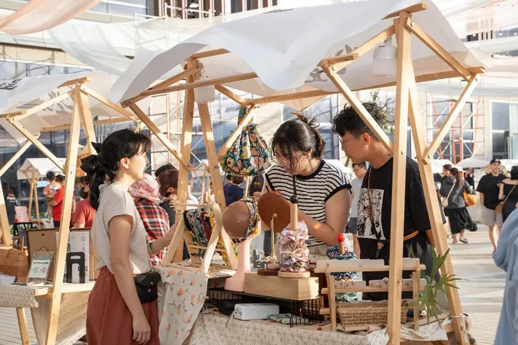 「海風夏祭」市集串聯在地品牌與特色店家，展現澎湖多元的觀光魅力與產業能量。業者提供