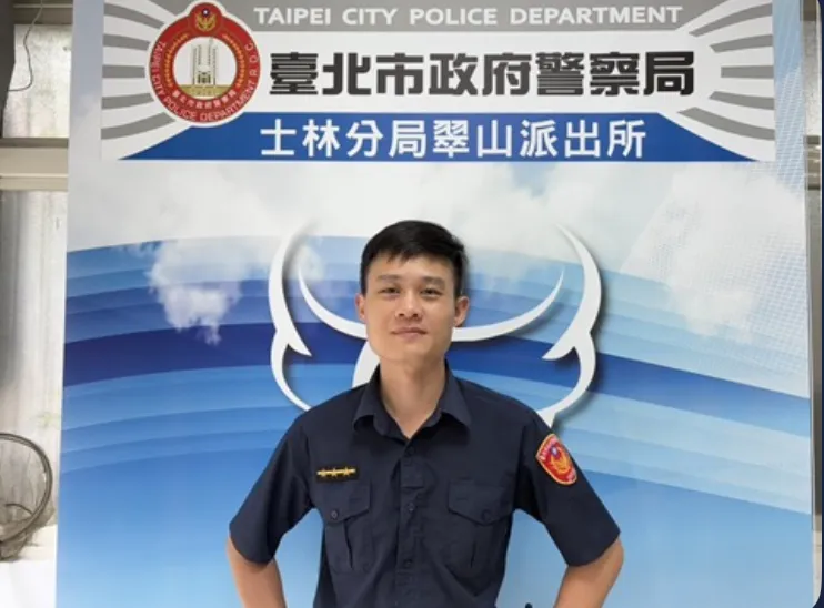 協助老翁的士林分局翠山派出所警員陳宣廷。警方提供