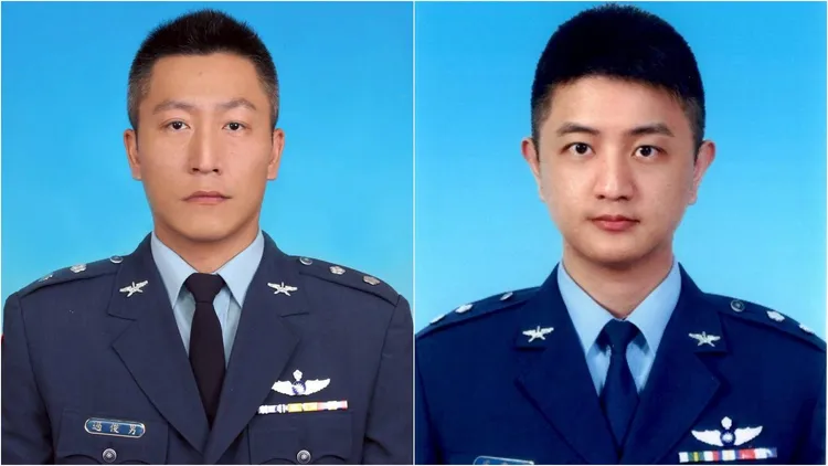 殉職飛官過俊男(左)、盧季佑(右)。空軍提供