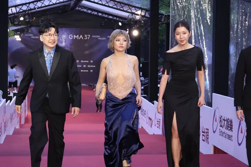 金曲紅毯｜春麵樂隊半裸爆乳　亞歷三小惹網友笑噴「真的是三小」