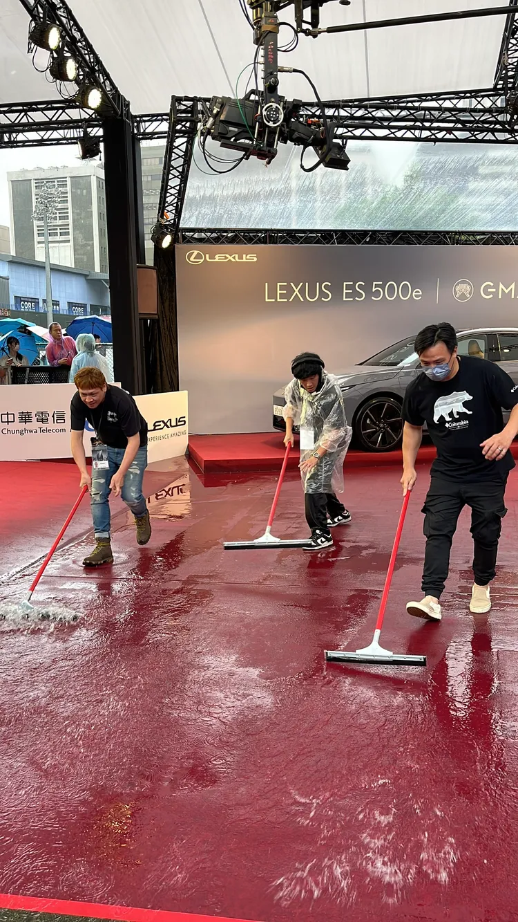 工作人員急忙處理積水。攝影中心攝