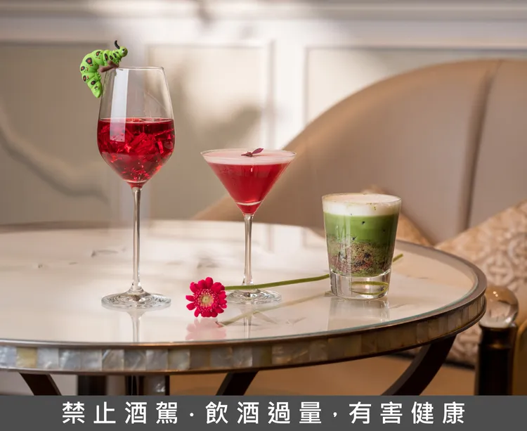 此次亦以沉浸式秘密花園咖啡廳的概念，共同設計三款AMOUAGE「Love Hibiscus緋愛朱槿」限定單點特調飲品。(由左至右)「朱槿小姐」、「朱槿密碼 NO.105」及「朱槿抹茶特調」。台北文華東方酒店提供