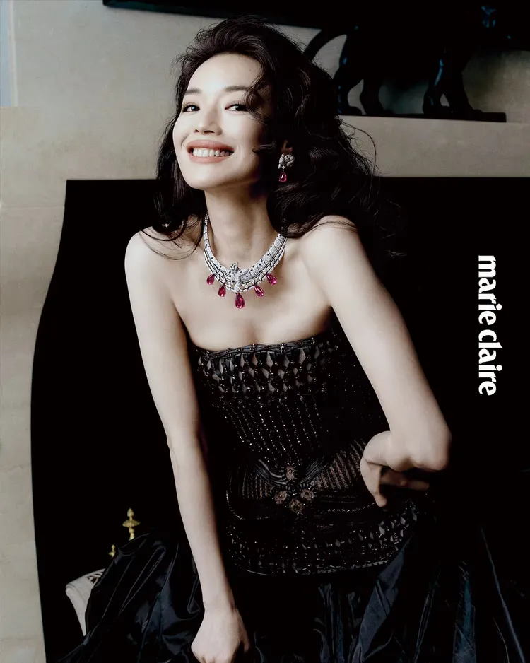 舒淇拍攝時尚雜誌，被讚是「世一女神」。《美麗佳人》提供