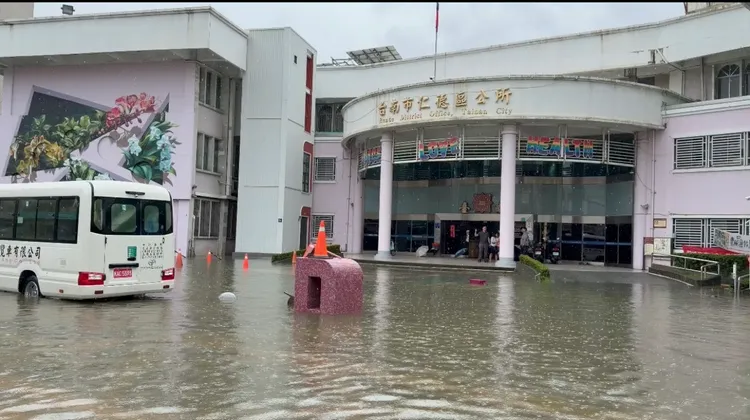 仁德區公所也淹水，水勢差一點就要灌進辦公廳舍。民眾提供