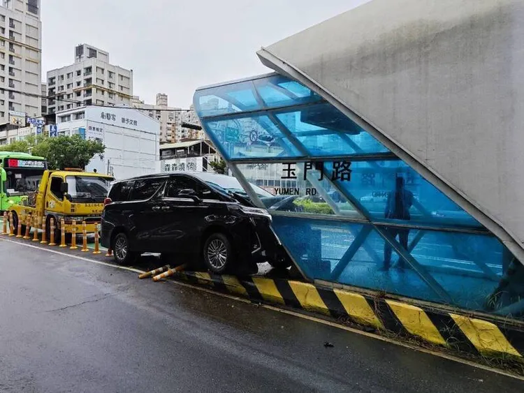 撞進BRT車站的李男經檢測有喪屍煙彈毒品反應。民眾提供