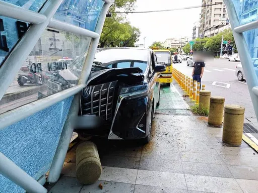 台中「阿法」男撞進BRT車站　唾液快篩驚見喪屍煙彈反應