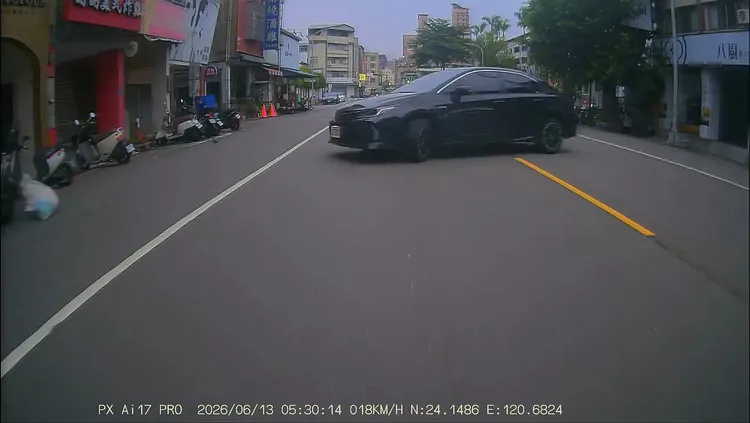 被害人開車離開超商時，遭林男駕車尾隨逼車。Threads/yan_5__18提供