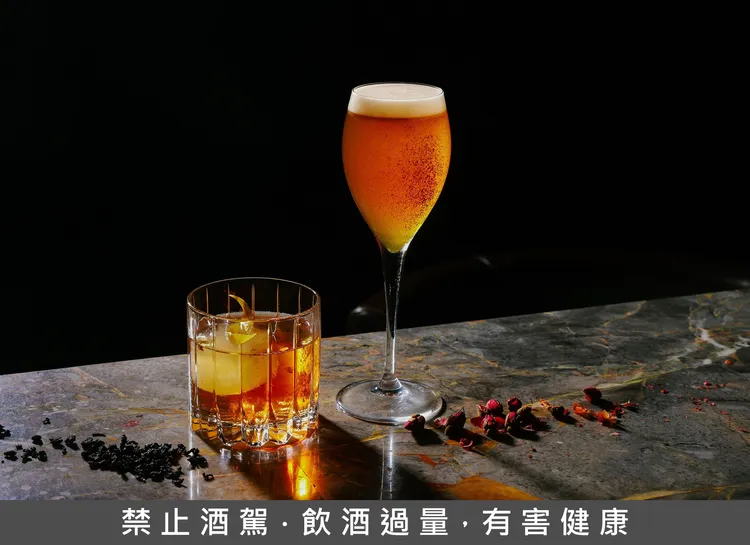 大廳酒吧 SociAbility 逸廊 以聲音頻率與情緒流動為靈感，推出兩款聯名限定調飲。新板希爾頓酒店提供