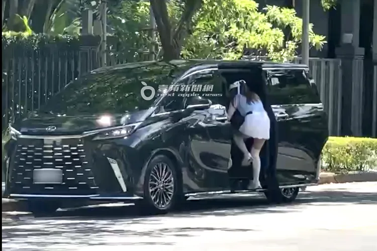 2025/8/24中午，郭台銘專車抵達停車場謝女熟門熟路上車。特勤中心攝