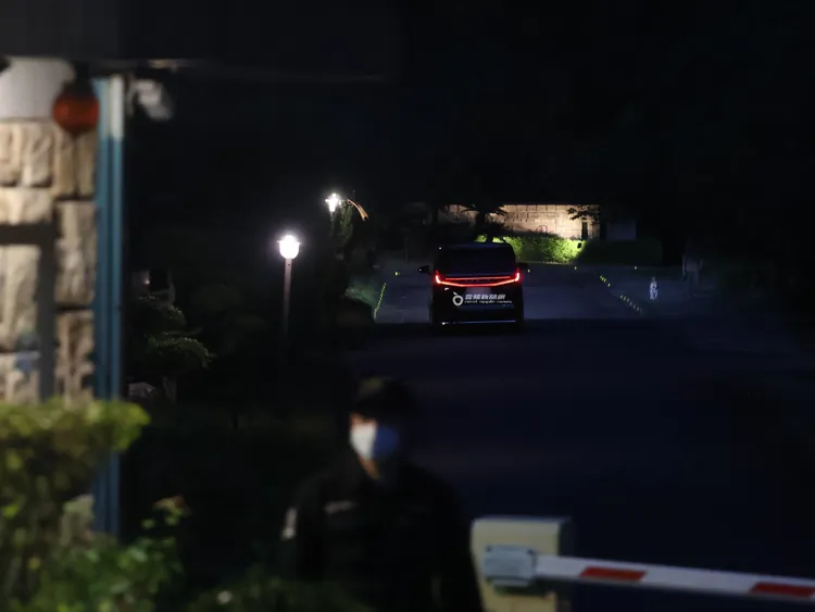 2026/4/26晚間近7點，郭台銘專車載兩人進入大溪山莊老家密會1小時。特勤中心攝