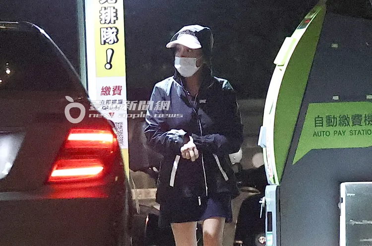 2026/4/18晚間，謝女換上黑色外套下車，去停車場繳費。特勤中心攝