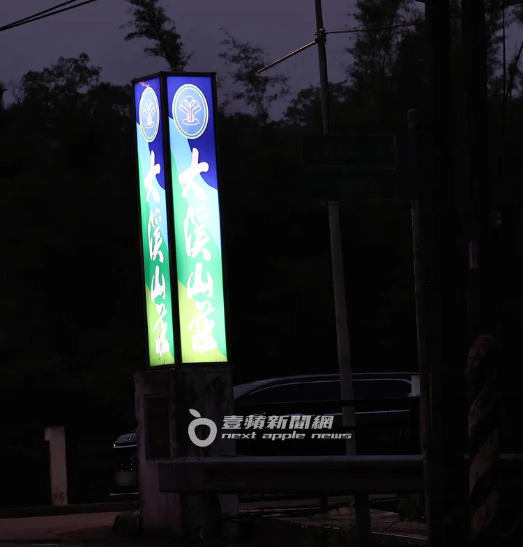 2026/4/18晚間，專車載郭台銘和謝女離開大溪山莊。特勤中心攝