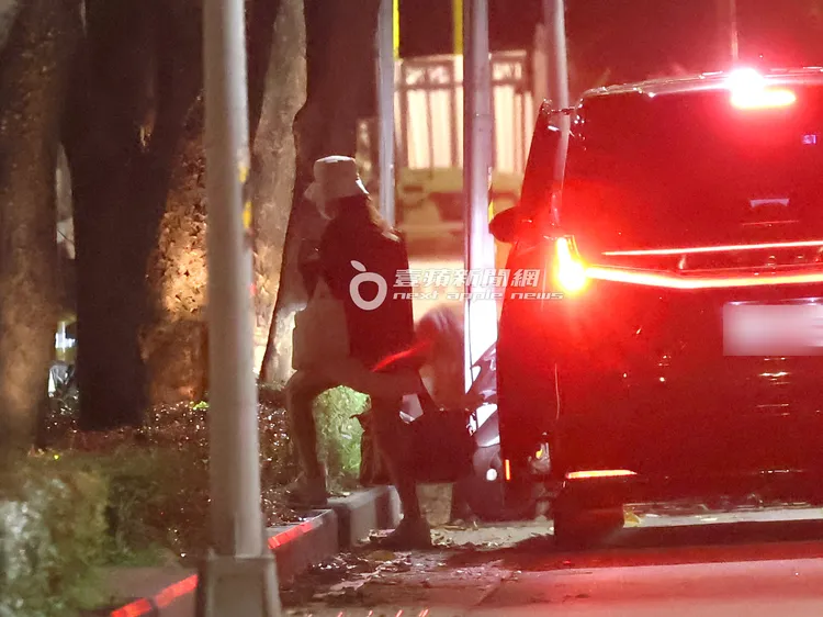 2026/4/26，謝女戴上漁夫帽裝扮走下郭台銘專車，十分低調。特勤中心攝
