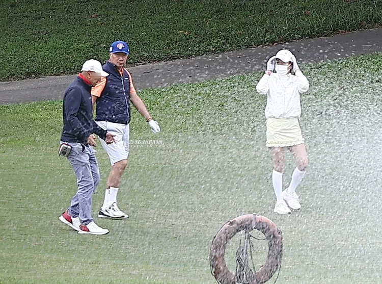 2026/5/9，郭台銘（中）神清氣爽走進球場，和謝女會合陪打。特勤中心攝