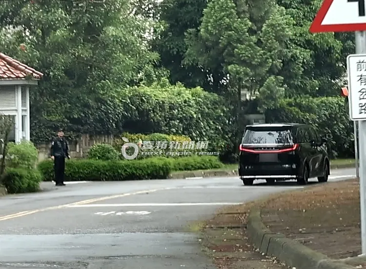 2026/4/29下午3點半，郭台銘保母車載兩人離開大溪球場。特勤中心攝