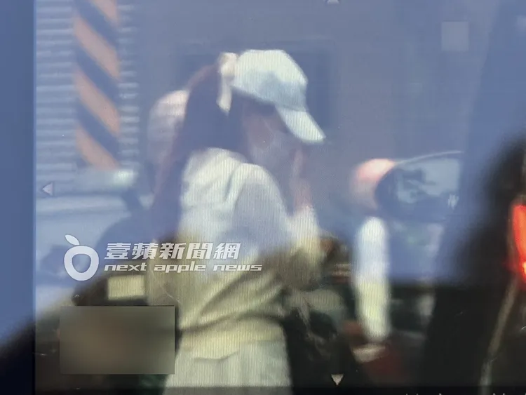 2025/11/15中午，謝女戴帽子、口罩遮臉，坐上郭台銘專車。特勤中心攝