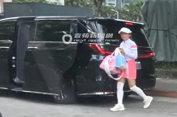 2025/8/9中午，謝女精心打扮，停好車走向郭台銘專車。特勤中心攝