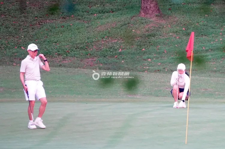 2026/4/12下午，池育陽（左）和陳女一組打球。特勤中心攝