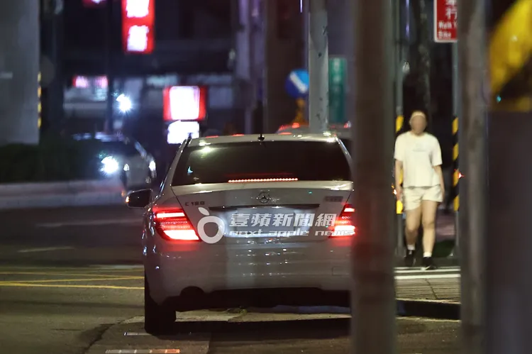 2026/4/12晚間，謝女開著賓士老車到內湖警分局西湖派出所外。特勤中心攝