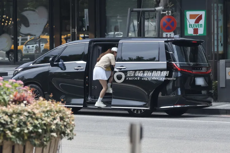 2026/6/20，謝女在大直萬豪酒店對面等郭董來接她。特勤中心攝