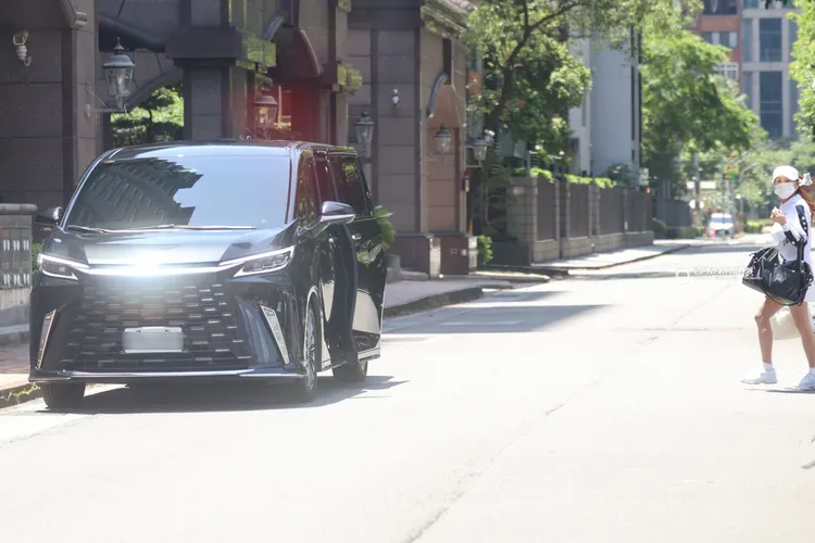 2026/4/26中午，謝女從停車場出來準備上郭台銘專車。特勤中心攝