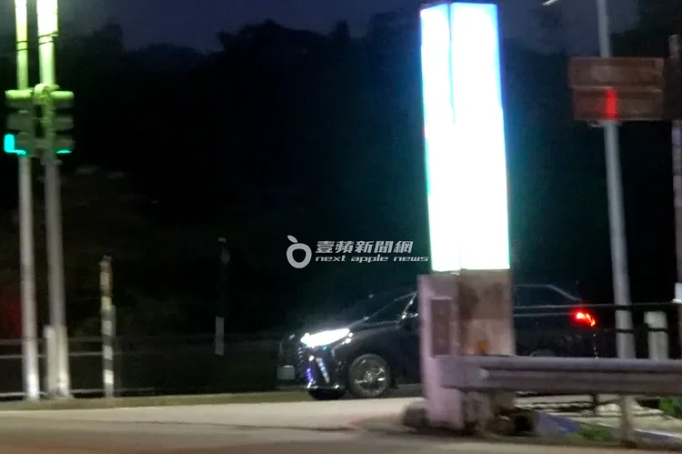 2026/4/19晚間，郭台銘和謝女在大溪山莊密會近1小時才離開。特勤中心攝