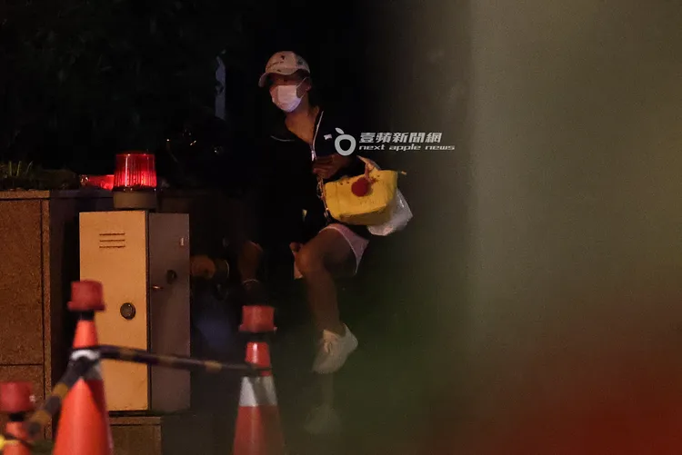 2026/6/20，謝女在「信義富邦」後門路邊等車，大腿被蚊子叮抓癢。特勤中心攝