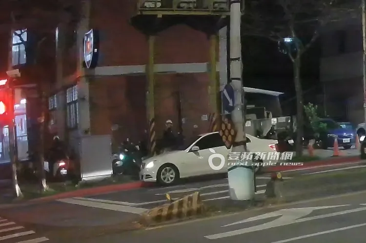 2026/4/12，謝女開車至港墘派出所臨停，她在車上與正外出巡邏警員交談。特勤中心攝

