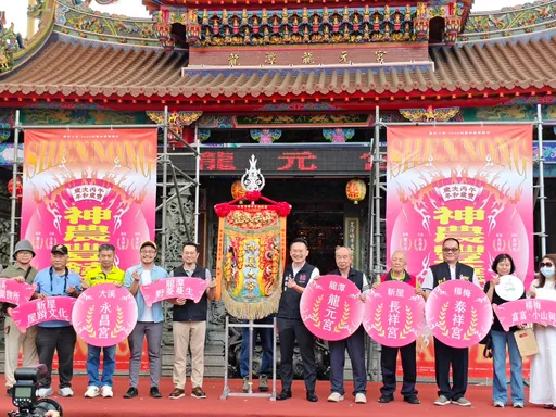 全台首創生態輪值頭旗亮相！　台灣藍鵲、赤腹游蛇躍上桃園神農遶境