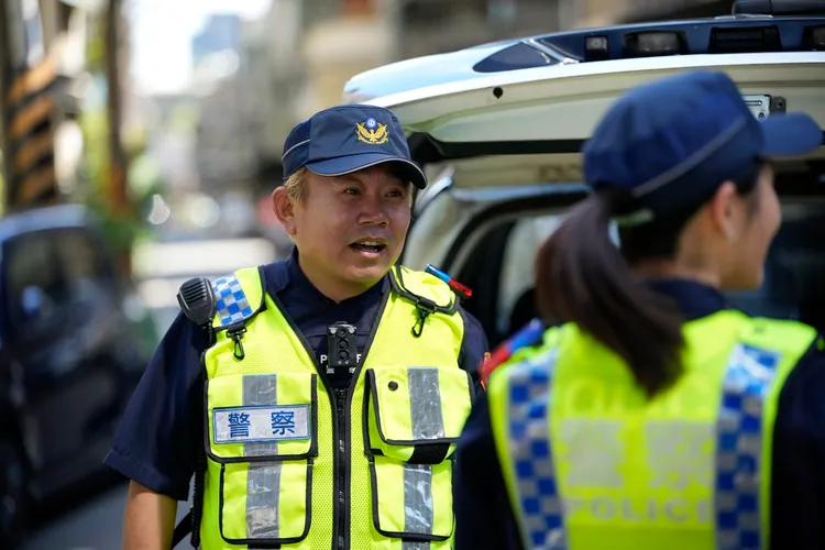 鄭志偉首次染金髮，飾演老鳥警察。公視台語台提供