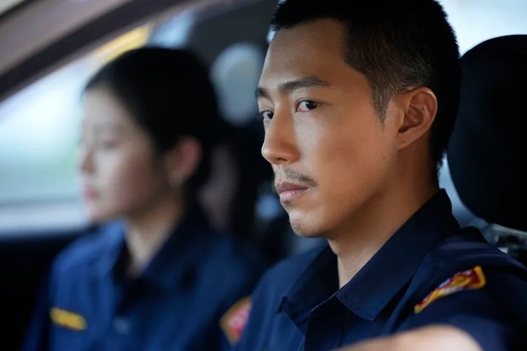 蔡凡熙劇中遭降職，被逼成瘋狂流浪狗。公視台語台提供