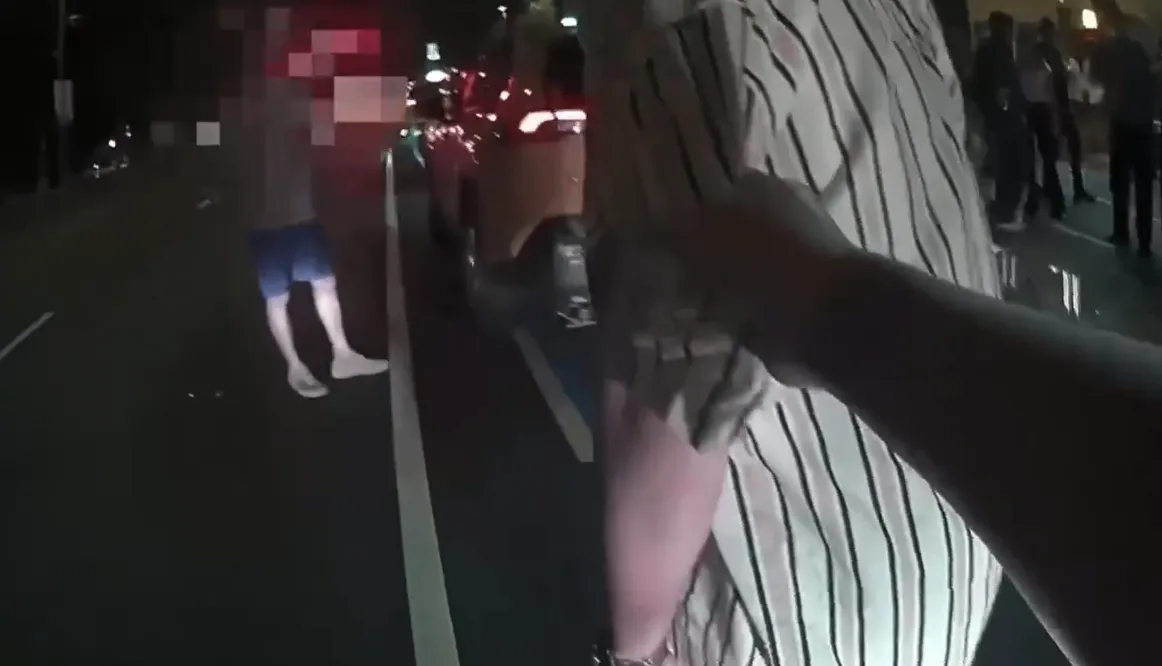 「拳願-信義版」上演！醉男不滿運將這句話　當街開扁遭警壓制