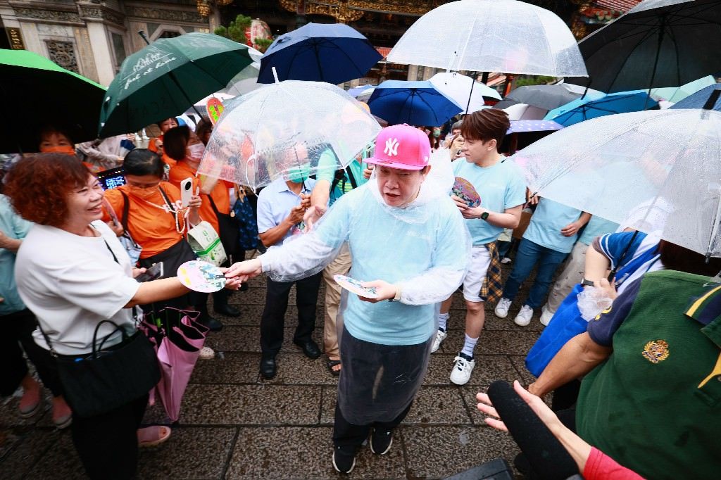 康康領軍《一級棒》主持群萬華掃街 遇雨則發粉絲熱情相挺