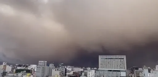 日本櫻島火山連續噴發　高度1.3公里！早上七點「天全黑」