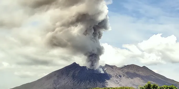 櫻島火山7日噴發。櫻島火山即時鏡頭