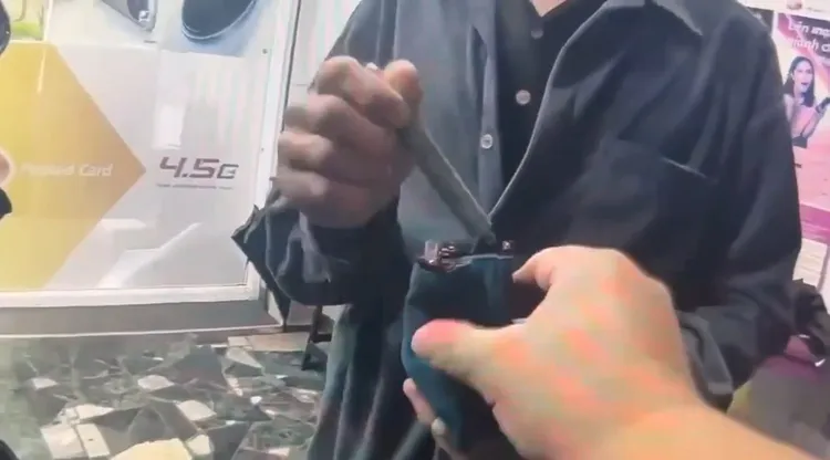 東港警方查獲通緝犯，並發現他毒駕，機車裡還有大批毒品。翻攝畫面