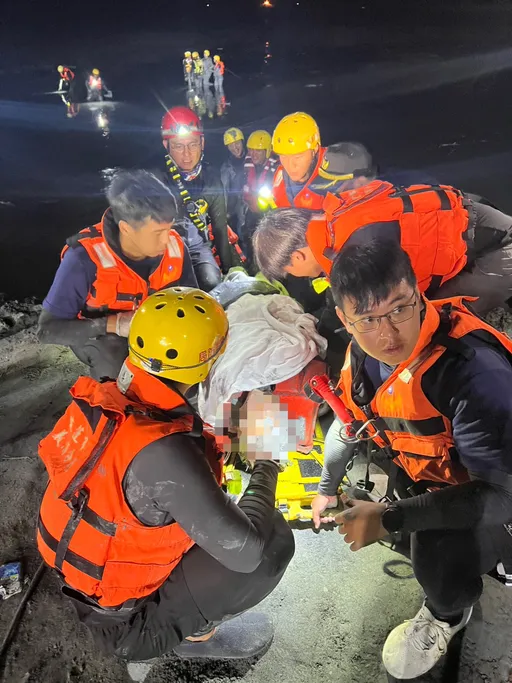 馬太鞍溪水暴漲工地主任撤離遭洪流沖走困巨石15小時喊「救我」　警消不放棄今清晨獲救了